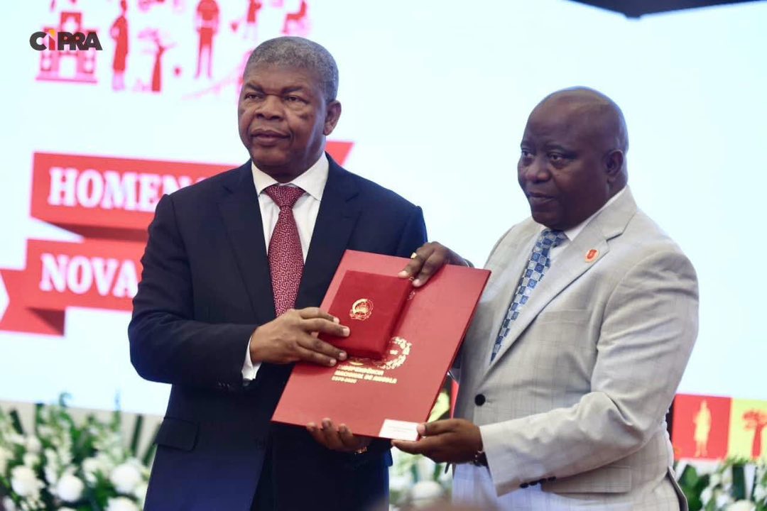 FUNDAÇÃO SAGRADA ESPERANÇA CONDECORADA NA 8.ª CERIMÓNIA COMEMORATIVA DOS 50 ANOS DA INDEPENDÊNCIA NACIONAL